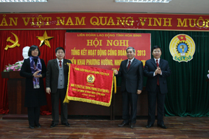 Lãnh đạo Ban Tuyên giáo (Tổng LĐLĐ Việt Nam) trao cờ thi đua xuất sắc cho LĐLĐ tỉnh.